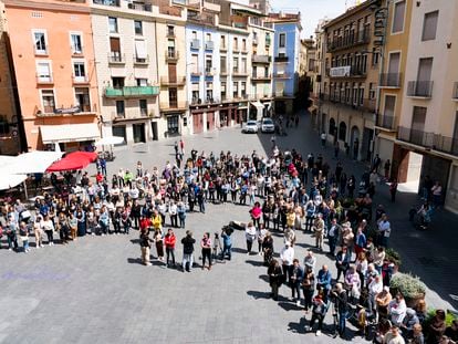 Vecinos y amigos durante la concentración celebrada el martes en Manresa por el asesinato de una mujer de 31 años, que estaba embarazada.