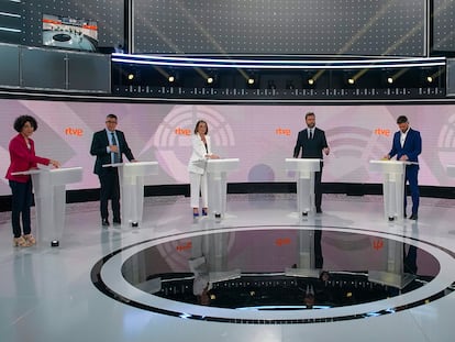 De izquierda a derecha, Aina Vidal (Sumar), Patxi López (PSOE), Cuca Gamarra (PP), Iván Espinosa de los Monteros (Vox), Gabriel Rufián (ERC), Aitor Esteban (PNV) y Oskar Matute (EH Bildu), en sus atriles minutos antes de empezar el debate.