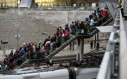 Cola de migrantes llegados a Malmö desde Dinamarca el pasado noviembre.