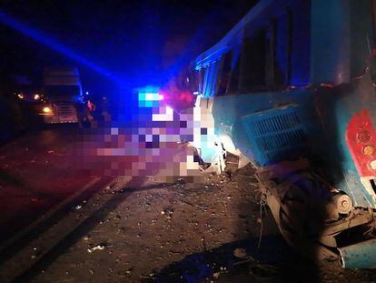 El autobús después del accidente en la carretera Tuxcueca-Citala, en el estado de Jalisco, este miércoles.