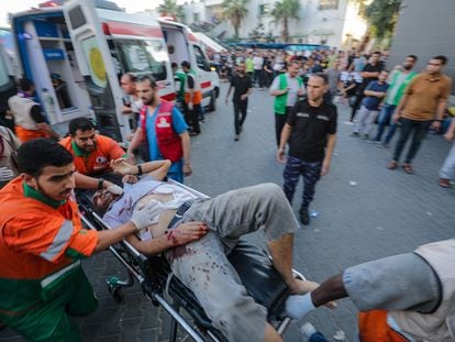 Heridos por un bombardeo llegan a un hospital de Gaza.