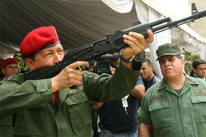 Chávez, ayer con uno de los nuevos fusiles Kaláshnikov
