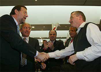 Mariano Rajoy saluda en Burgos a José Antonio Ortega Lara, funcionario de prisiones secuestrado por ETA.