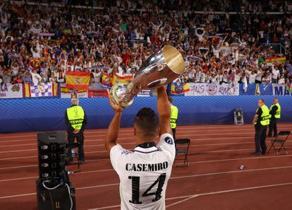 Casemiro, con el trofeo de la Supercopa de Europa el miércoles pasado en el Olímpico de Helsinki.