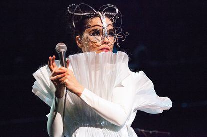 La cantante Björk en directo durante su última gira