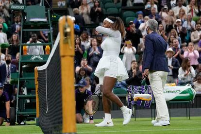 Serena Williams se retira de la central de Wimbledon llorando.