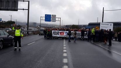 Protesta de la plantilla coruñesa de Alcoa el día que la multinacional anunció el cierre de la planta.