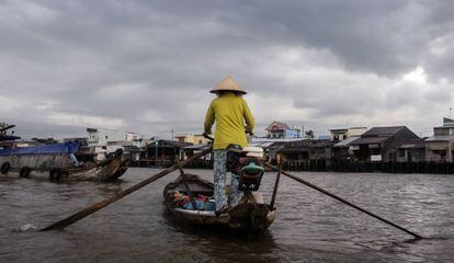 Una mujer vietnamita rema a lo largo del r&iacute;o en el delta del Mekong.