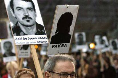 Un participante en la marcha del sábado en Bilbao contra la dispersión de presos, con una foto de De Juana.