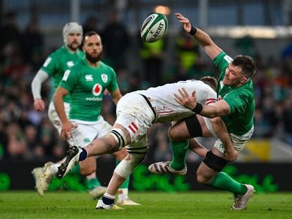 Peter O'Mahony, de Irlanda, es abatido por el inglés Jack Willis en la edición pasada del Seis Naciones.