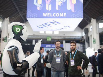 Asistentes observan un robot en el salón de 'startup' 4YFN.