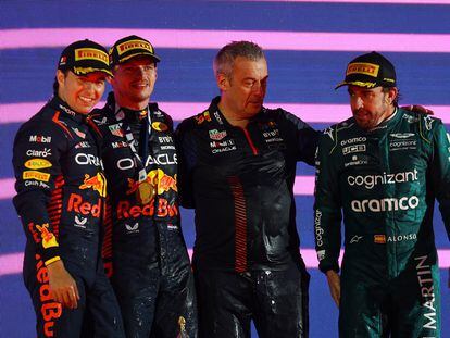 Max Verstappen de Red Bull en el podio después de ganar el Gran Premio de Baréein con Sergio Pérez en segundo lugar y Fernando Alonso de Aston Martin en tercer lugar