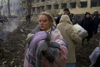 Una mujer, tras el bombardeo a una maternidad de Mariupol.