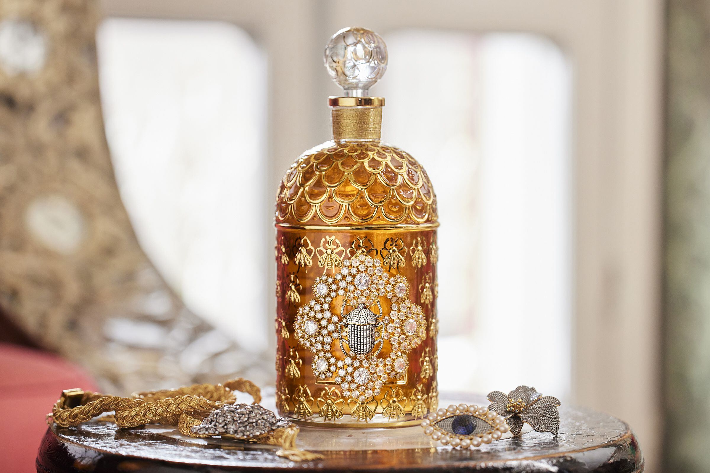The Bee Bottle de Guerlain (18.000 euros), uno de los 40 frascos de un litro creados artesanalmente en el taller de Estambul de Begüm Khan y hecho en bronce chapado en oro de 24 quilates y decorado con 440 gemas engarzadas a mano.