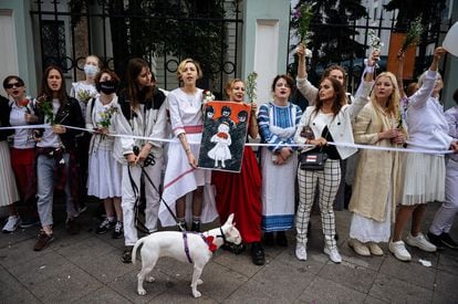 Decenas de mujeres protestan contra Lukashenko y en solidaridad con los manifestantes de Bielorrusia, en la Embajada bielorrusia en Moscú, este sábado.
