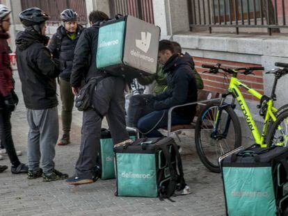 Un grupo de repartidores de Deliveroo, esperando a recibir encargos en el centro de Madrid.