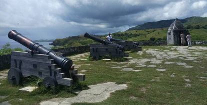 Turistas visitan los vestigios del Fuerte Nuestra Señora de la Soledad, construido por los españoles en Umatac, Guam.