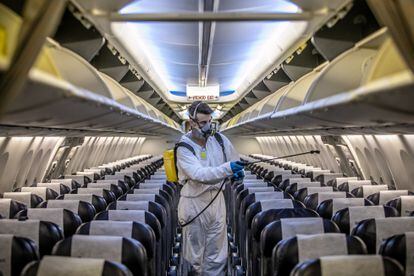 Un operario desinfecta un avión de la compañía Smartwings.