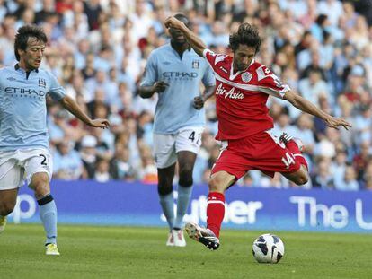 Granero golpea el bal&oacute;n durante el partido contra el Manchester City  