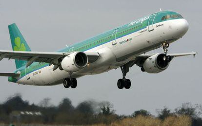 Un avi&oacute;n de Aer Lingus despega en el aeropuerto de Dubl&iacute;n