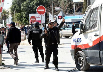 Decenas de agentes de las fuerzas de Seguridad se han trasladado hasta la zona y han cercado el barrio, en el centro de Túnez, al que en este momento no se puede acceder.