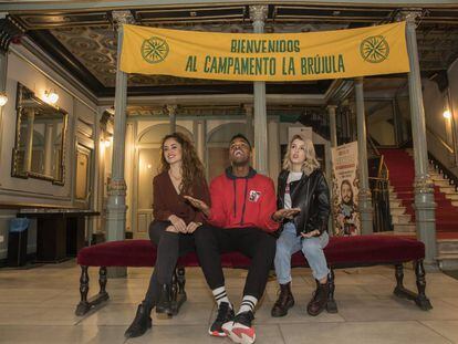 De izquierda a derecha, Erika Bleda, Famous y Nerea Rodriguez, participante en el musical La Llamada, en el teatro Lara.