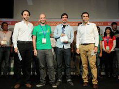 Gustavo Vinacua, director de Centros de Innovaci&oacute;n de BBVA (derecha), junto a antiguos premiados.