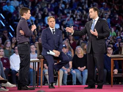 Cameron Casky (izquierda), el estudiante que se enfrent&oacute; al senador republicano Marco Rubio (derecha) ante millones de espectadores. 