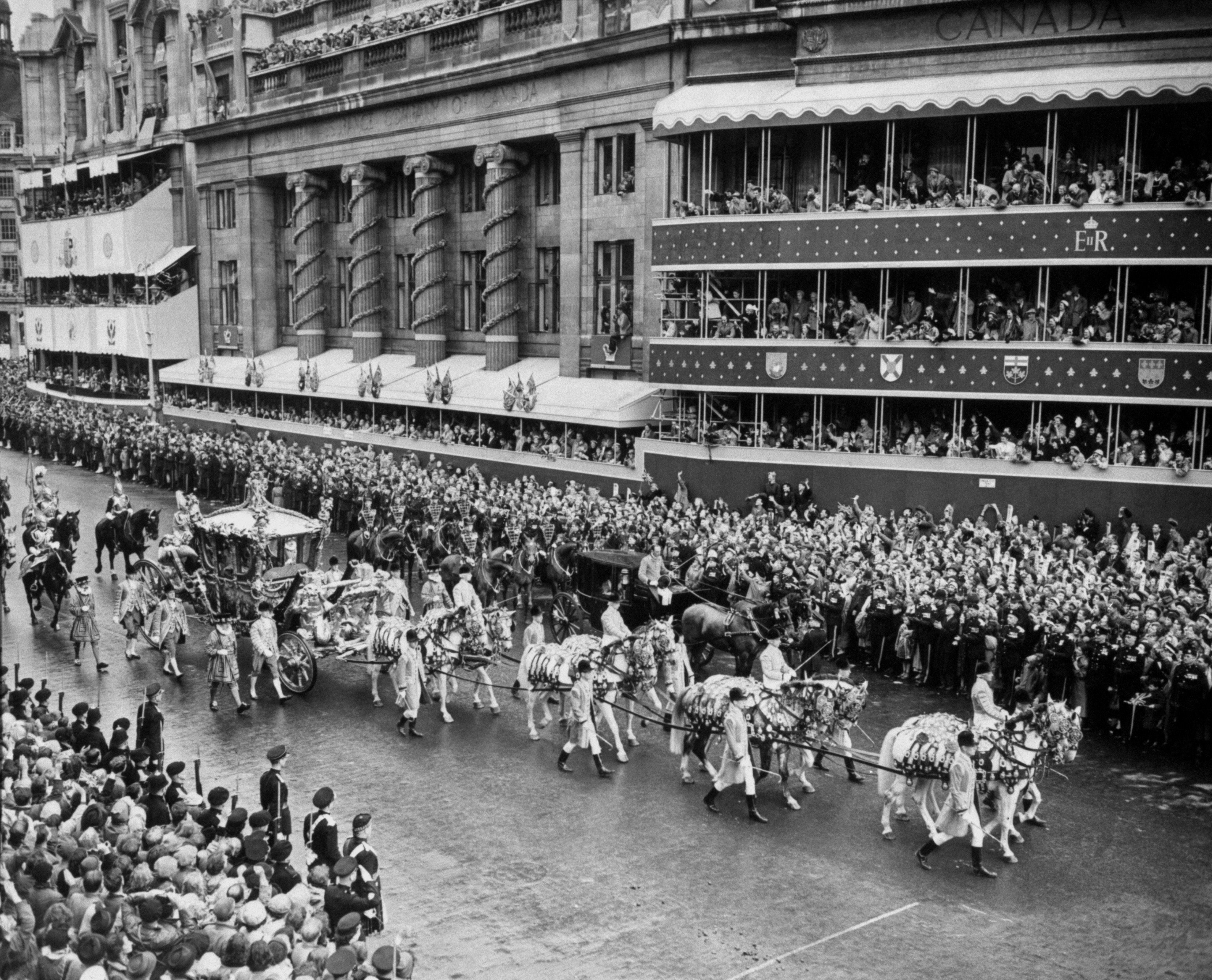 Durante el desfile de la coronación, el carruaje que llevaba al primer ministro Winston Churchill tuvo que detenerse frente a Canada House para dejar paso al Gold State Coach en el que viajaba Isabel II.