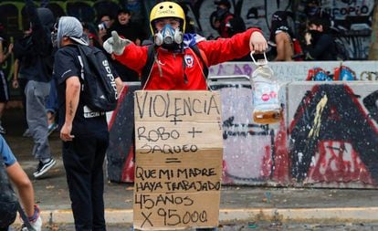 Un manifestante en contra de las políticas económicas en Chile.