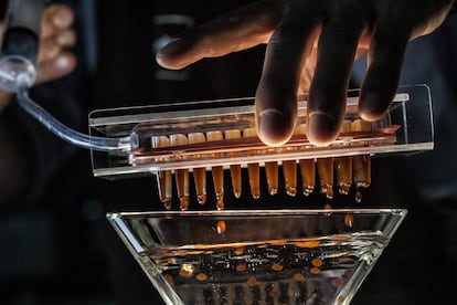 Elaboración en el laboratorio de investigación de Lavazza de las esferas de café ideadas en elBulli.