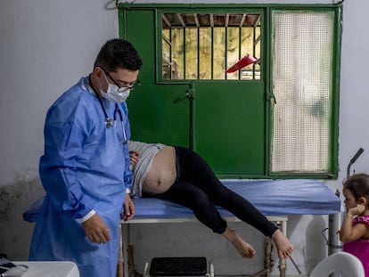 Mayron Vergel, doctor de Médicos sin Fronteras, atiende a una mujer embarazada en La Gabarra, frontera colombiana con Venezuela, a finales de agosto.