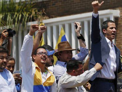 Guaidó con Roberto Marrero (izquierda), este sábado en Valencia (Venezuela). En vídeo, la inteligencia bolivariana arresta al jefe de gabinete de Juán Guaidó por la fuerza.