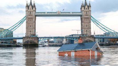 La réplica de una casa flota en el Támesis como protesta por el clima de Extinction Rebellion este 10 de noviembre.