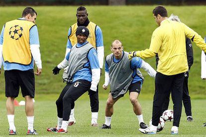 Sneijder se ejercita junto al resto de sus compañeros del Inter.