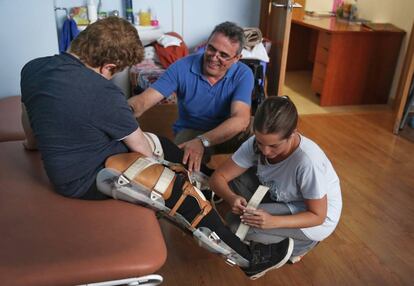 Uno de los niños afectados por la distrofia muscular de Duchenne durante la rehabilitación.
