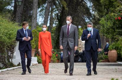 Los reyes, Felipe VI y la reina Letizia, con el presidente valenciano, Ximo Puig, (izquierda) y el ministro de Cultura, José Manuel Rodríguez Uribes, llegando a la casa de Francisco Brines en Oliva. 