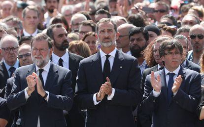 Rajoy, el Rei i Puigdemont en el minut de silenci per les v&iacute;ctimes de l&#039;atemptat. 
