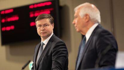 El vicepresidente de la Comisión Europea, Valdis Dombrovskis, observa al alto representante para la Política Exterior de la UE, Josep Borrell, durante la comparecencia de este miércoles.