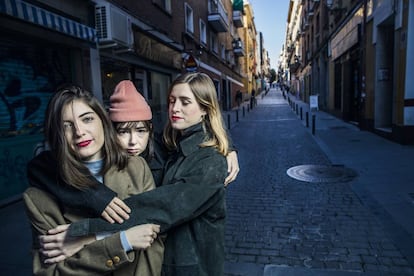 Las tres integrantes de Cariño este miércoles en Lavapiés