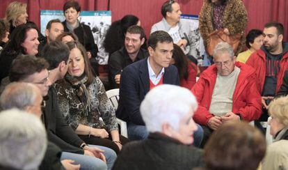 El secretario general del PSOE, Pedro Sánchez, ayer en un acto con militantes de Vallecas.