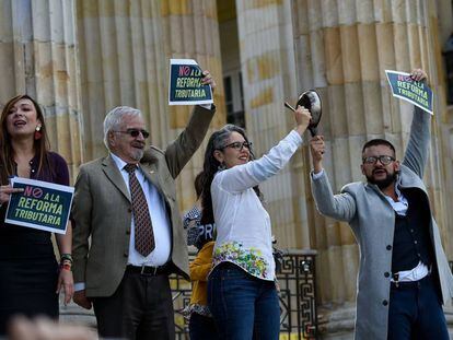 Senadores de la oposición protestan contra la reforma tributaria frente al Congreso, el pasado lunes en Bogotá.