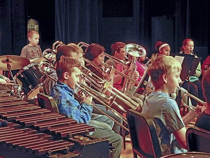 Niños tocando en una orquesta.