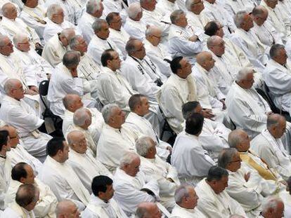 Imagen de archivo de una vista general de un grupo de sacerdotes en la plaza del Obradoiro de Santiago de Compostela.