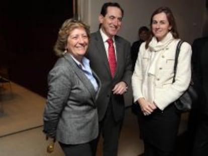 La presidenta de Unespa, Pilar Gonz&aacute;lez de Frutos, junto al presidente de Mapfre, Antonio Huertas, y la directora general de Seguros, Flavia Rodr&iacute;guez-Ponga.