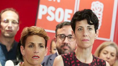 La líder del PSN, María Chivite (izquierda), y la candidata socialista a alcaldesa de Pamplona, Elma Saiz, la noche del domingo, tras conocer los resultados de las elecciones municipales y autonómicas en Navarra.