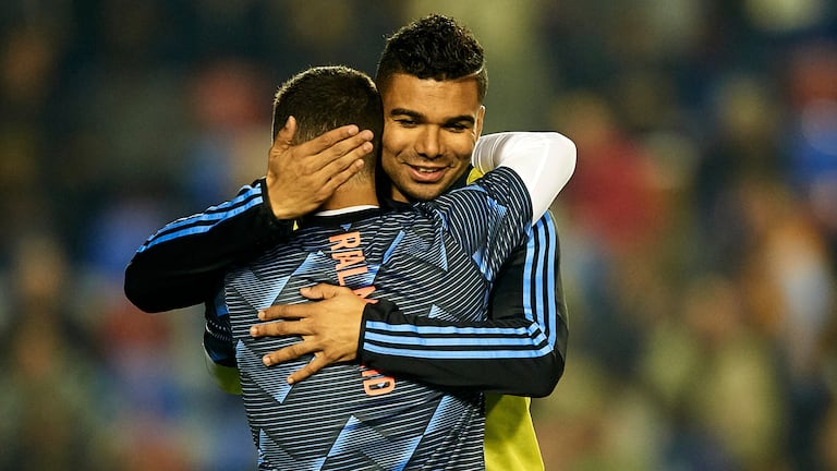 Eden Hazard y Casemiro se abrazan durante el calentamiento previo al partido contra el Levante, en febrero.
