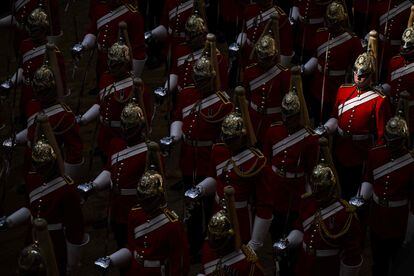 Regimiento de la Casa Real escoltan el cortejo fúnebre de la reina.