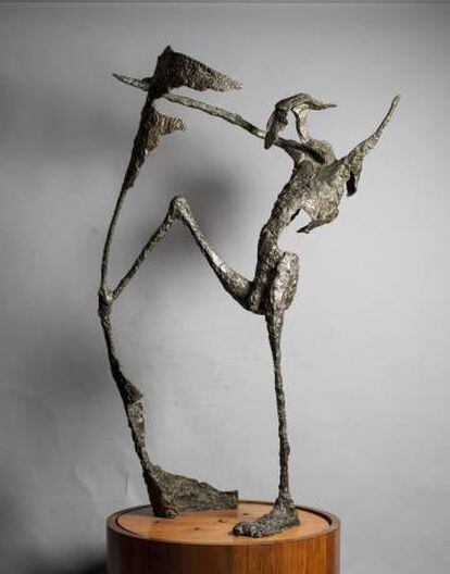 Escultura en bronce de Gálvez.