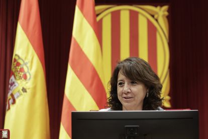 La presidenta del Parlamento de Cataluña, Anna Erra, durante el debate sobre el recurso de inconstitucionalidad a la ley de vivienda.